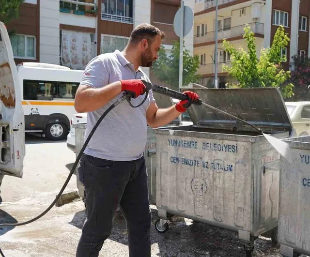 Yunusemre’de çöp konteynerlerine yaz mesaisi