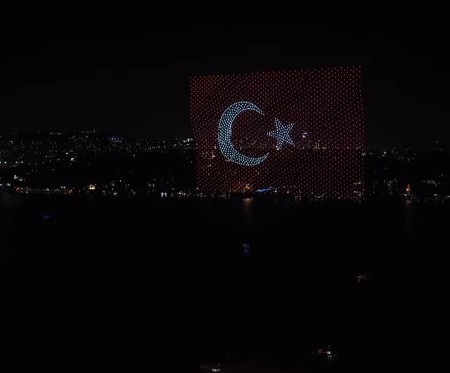 100. Gazi Koşusu resepsiyonunda gökyüzünde görsel şölen