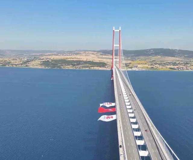 15 Temmuz’un 10. yılı anısına 1915 Çanakkale Köprüsü'nde Türk bayrağı dalgalandırıldı