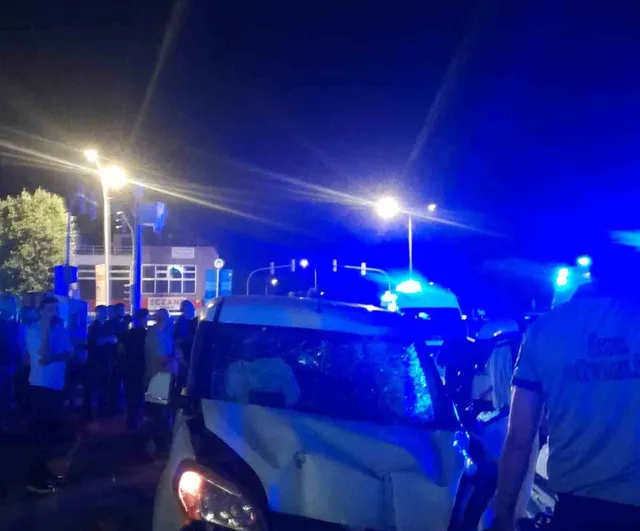 Adapazarı'nda hafif ticari araç ile motosikletler çarpıştı: 1 ölü, 3 yaralı