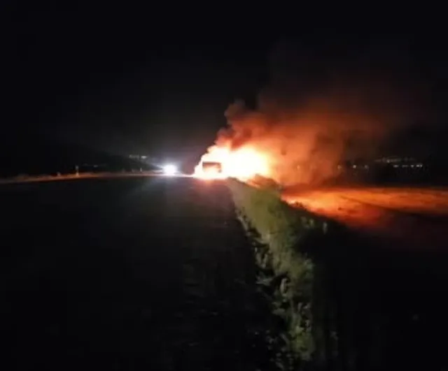 Adilcevaz'da bulgur yüklü tırın dorsesinde yangın