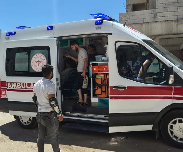 Adıyaman'da sokakta devrilen motosikletin yolcusu hastaneye kaldırıldı