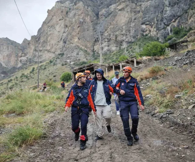 AFAD'ın 2 saatlik operasyonuyla kayalıkta mahsur kalan genç kurtarıldı