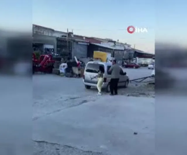 Afyonkarahisar'da çekiçle cam ve araca zarar veren kadın kamerada