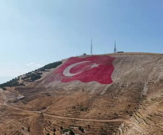 Ahır Dağı'ndaki dünyanın en büyük Türk bayrağı eski görünümüne kavuştu
