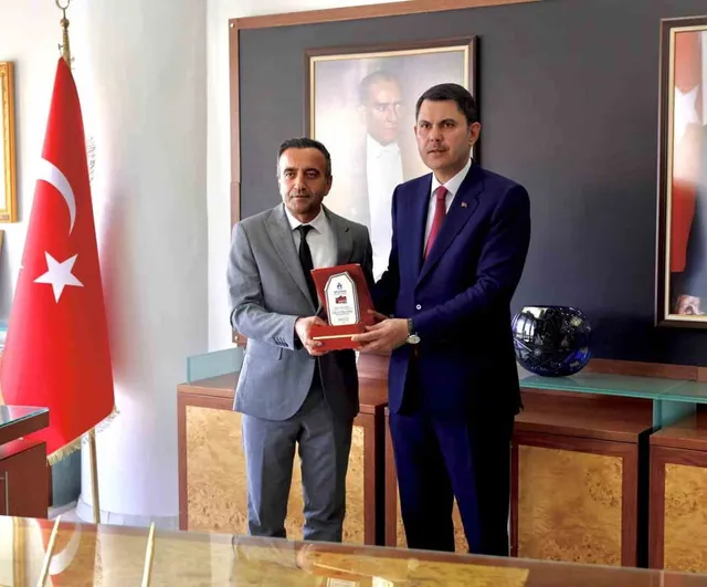 Akçadağ'ın tanıtımına katkı sağlayan Murat Kurum'a plaket
