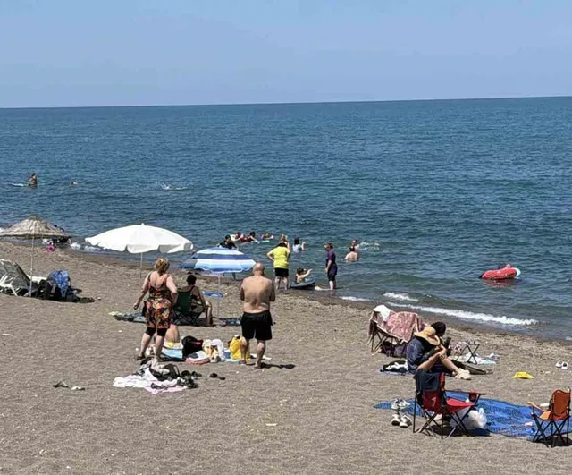 Akçakoca'da sıcaklık 37,1 dereceye çıktı, sahiller doldu