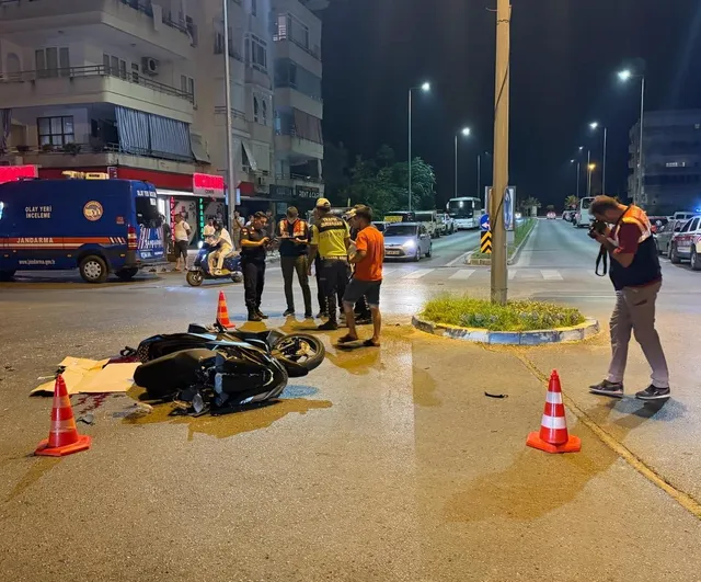 Alanya'da motosikletle hafif ticari aracın çarpışması sonucu 17 yaşındaki sürücü yaralandı