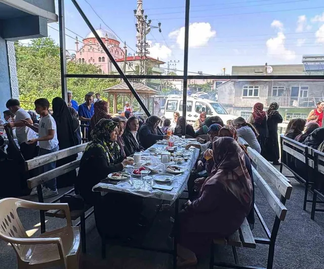 Alaplı’da yüzyıllık dayanışma geleneği: kadınlar davul zurna eşliğinde karşılanıyor