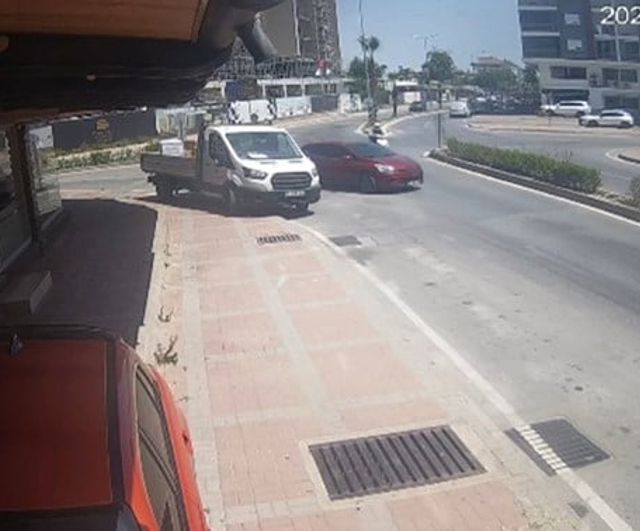 Ani manevra sonrası devrilen motosiklet sürücüsü yaralandı