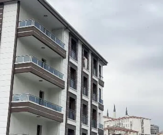 Ankara'da 4. katta intihara kalkışan şahsı polis ekibi ikna etti