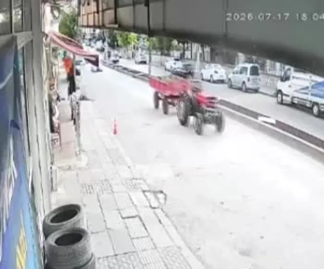 Ankara'da seyir halindeki traktörün römorku yerinden çıktı