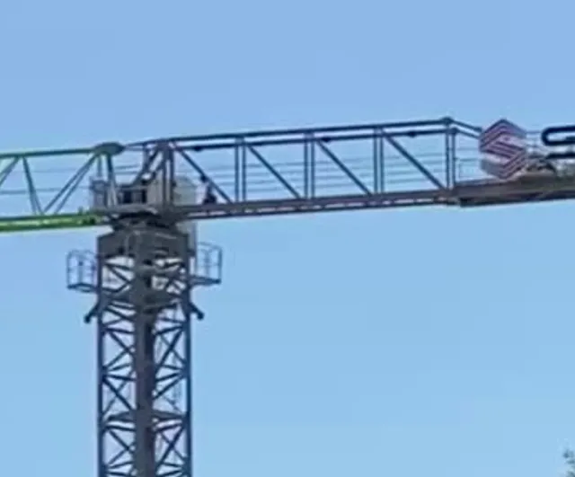 Ankara'da vinç operatörü 40 metre yükseklikte namaz kıldı ve çalışmaya devam etti