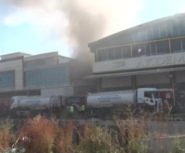 Ankara'nın Yenimahalle ilçesinde fabrikanın çatısında çıkan yangın söndürüldü