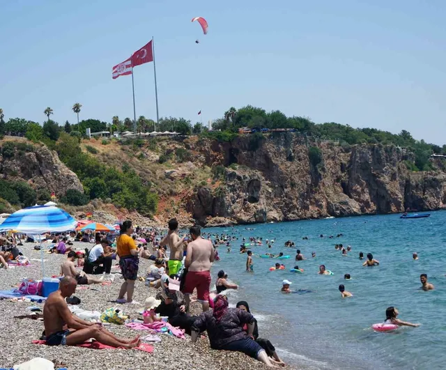 Antalya'da hissedilen sıcaklık 38 derece: Konyaaltı sahili doldu