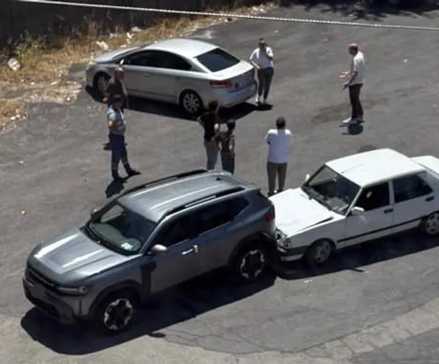 Araç taşıyıcı tırdan indirilen otomobil Karadeniz Ereğli'de park halindeki araca çarptı