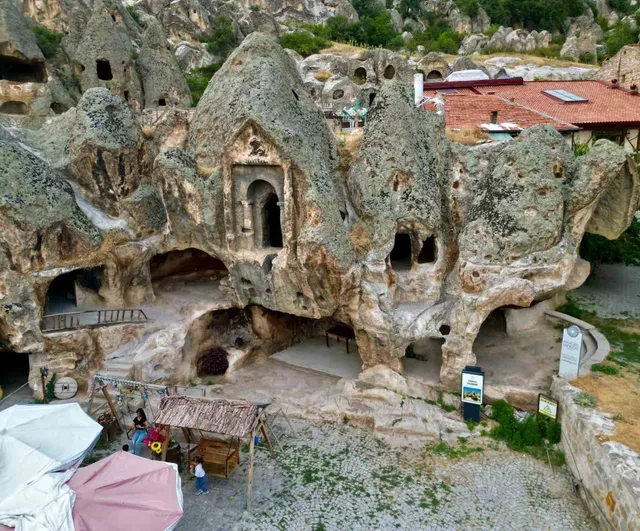 Ayazini'nin taşlara işlenmiş tarihi yaz boyunca yerli ve yabancı ziyaretçileri çekiyor