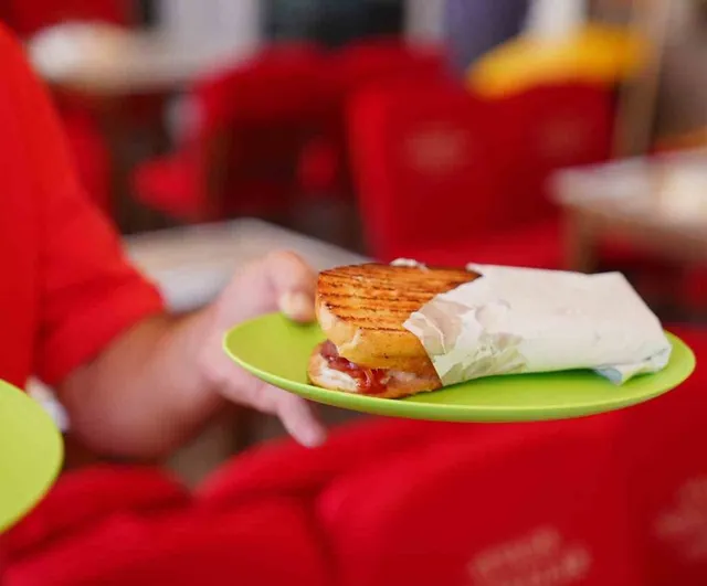 Ayvalık tostçular çarşısında örnek iş birliği