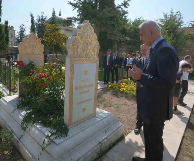 Bakan Ersoy’dan Fatih Külliyesi haziresi’ne anlamlı ziyaret