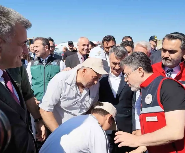 Bakan Yumaklı’dan elini öpmek isteyen çocuğa esprili yanıt