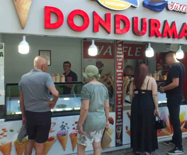 Balıkesir'de askıda dondurma uygulaması sürüyor