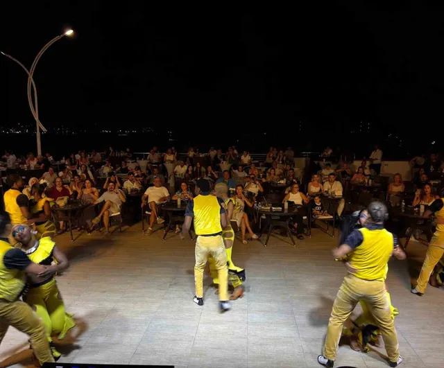 Bardakçı Koyu'nda akşamlar canlı müzik ve gösterilerle canlanıyor