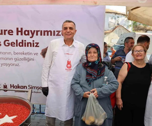 Başkan Hakan Şimşek hemşerileriyle aşure bereketini paylaştı