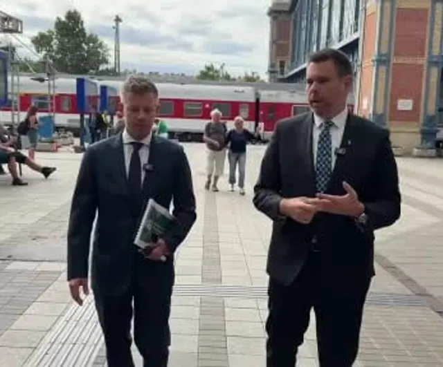 Başkentte canlı yayında beklenmeyen olay: Peter Magyar'a tükürme saldırısı