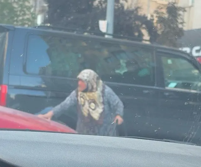 bastonlu kadının park direnişi sürücüyü uzaklaştırdı