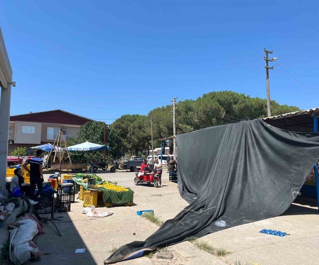 Bayındır'da pazar yerinde fırtına nedeniyle tezgahlar devrildi