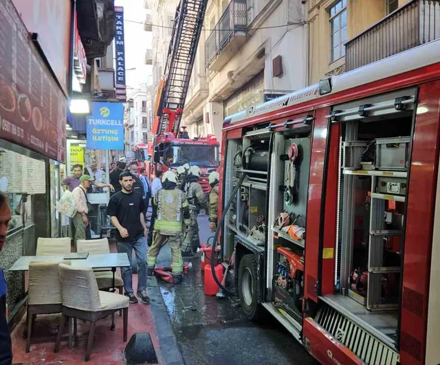 Beyoğlu İstiklal Caddesi'nde restoranda yangın çıktı