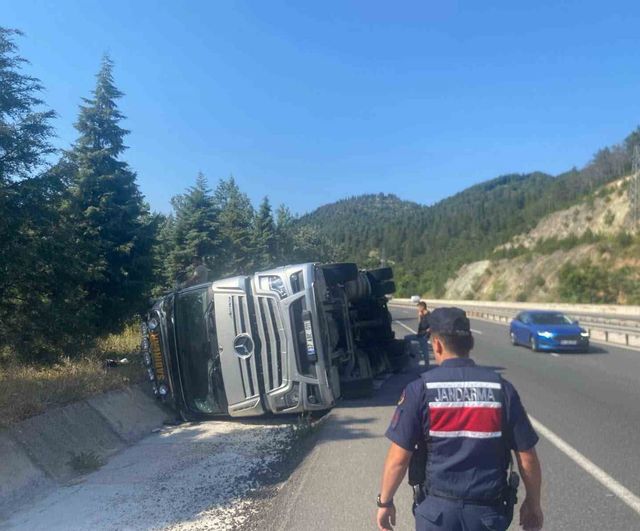 Bilecik’te kontrolden çıkan tır yan yattı