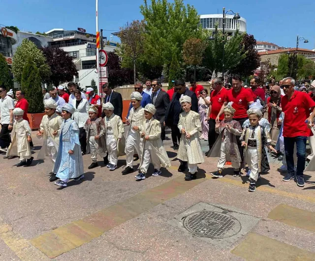 Bolu’da sünnet şöleni coşkusu: İzzet Baysal Caddesi’nde mehterli yürüyüş