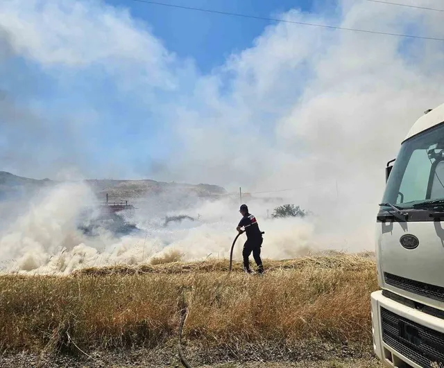 Bozüyük'te yol kenarındaki otluk alanda yangın çıktı