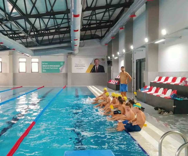 Burhaniye'de yaz Kur'an kursu öğrencilerinden havuz etkinliği