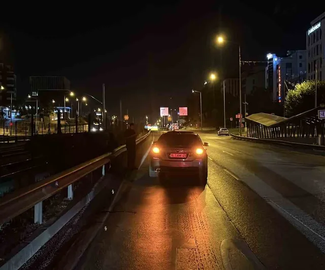 Bursa'da ana arterde karşıdan karşıya geçerken otomobil çarpan adam ağır yaralandı