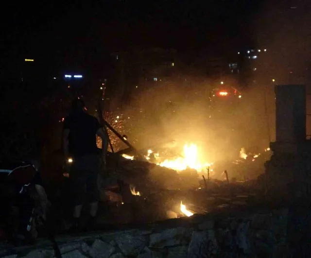 Çanakkale'de akşam çıkan tarım yangını ekiplerin müdahalesiyle kontrol altına alındı
