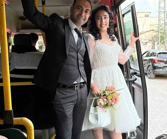 Ceyhan'da öğretmen çift mutluluğu dolmuşla taşıdı