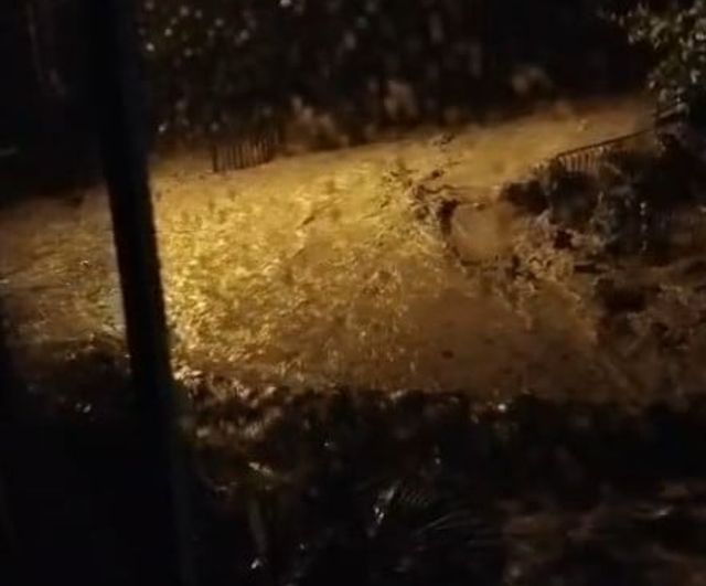 Cide'de anbean kaydedilen sel görüntüleri ilçe merkezindeki taşkını belgeledi