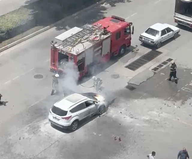 Çorum’da cipin motorunda çıkan yangın vatandaşlar ve trafik polisi tarafından söndürüldü
