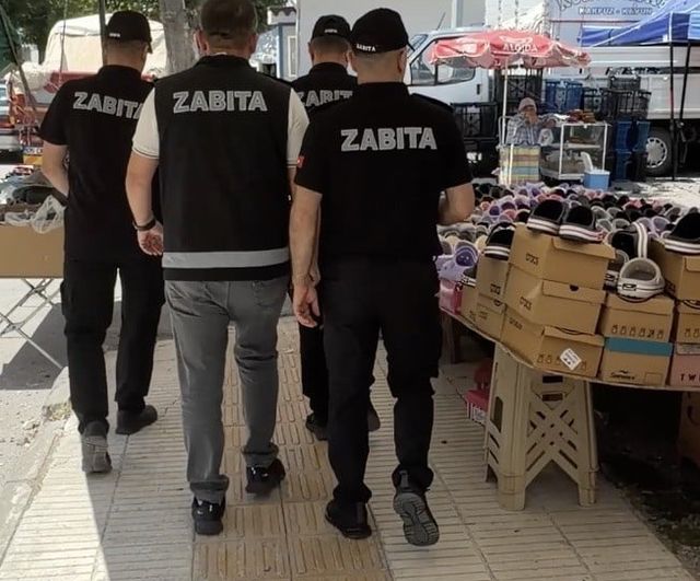 Çorum'da pazar disiplinine müdahale: 'seç-al' kuralını çiğneyen tezgah bariyerle kapatıldı