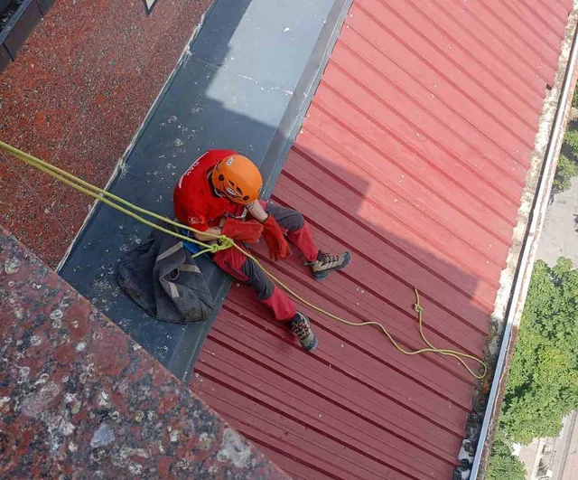 Dar alanda sıkışan kedi Dorlion ekiplerinin iple erişimiyle kurtarıldı