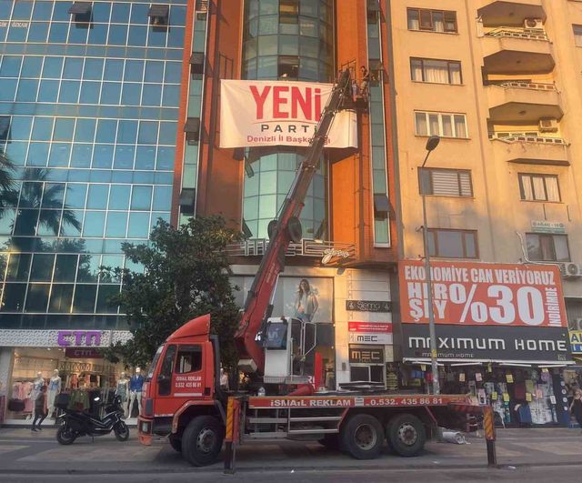 Denizli'de siyaset sahnesine yeni işaret: Yeni Parti il binasına tabela asıldı