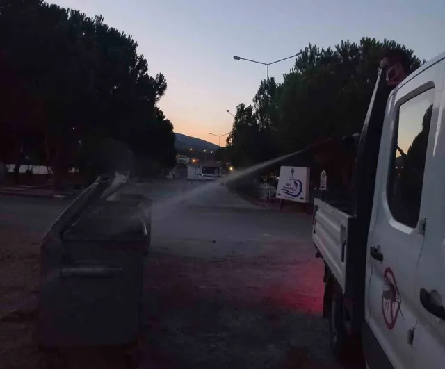 Didim'de sokaklardan parklara gece gündüz ilaçlama çalışması sürüyor