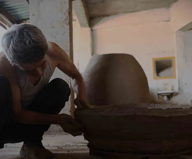 Diyarbakır'da toprak, saman ve keçi kılıyla 15-18 yıllık tandır geleneği yaşatılıyor