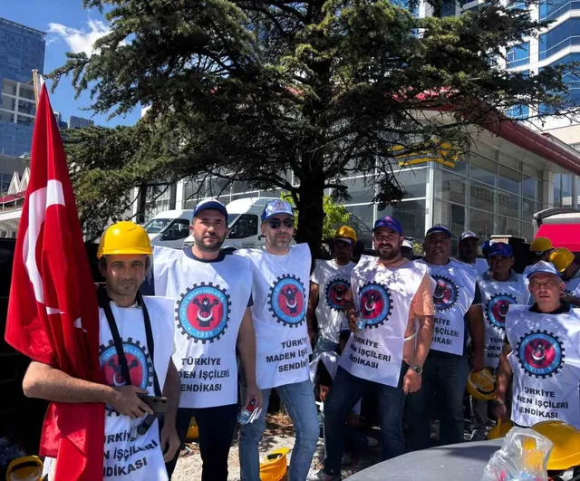 Doruk madencilik işçileri ödenmeyen hakları için şirket önünde eylemde