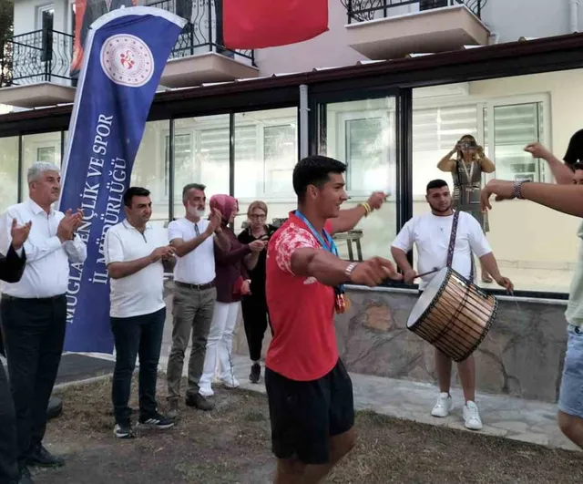 Dünya şampiyonu Karahan, Köyceğiz'de coşkuyla karşılandı