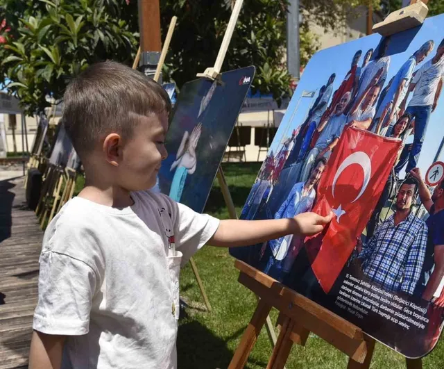 Dursunbey’de İHA’nın 15 Temmuz fotoğraf sergisi açıldı