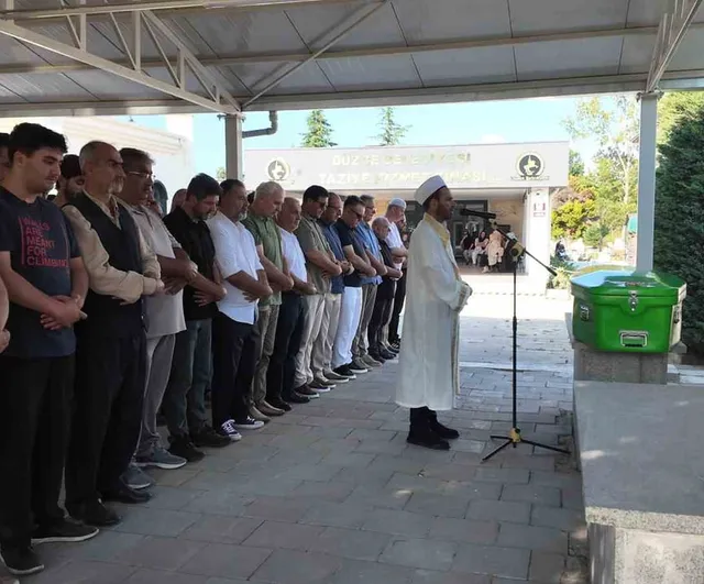 Düzce’de kocası tarafından öldürülen kadın son yolculuğuna uğurlandı
