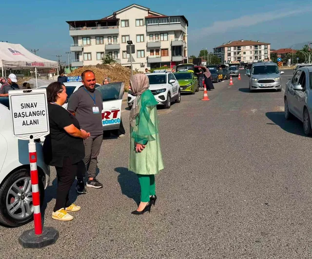 Düzce'de sürücü adayları direksiyon sınavında ter döktü